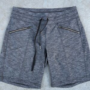 Women’s Athleta Shorts Drawstring Zipper Pockets Stretch Knit Size Small EUC